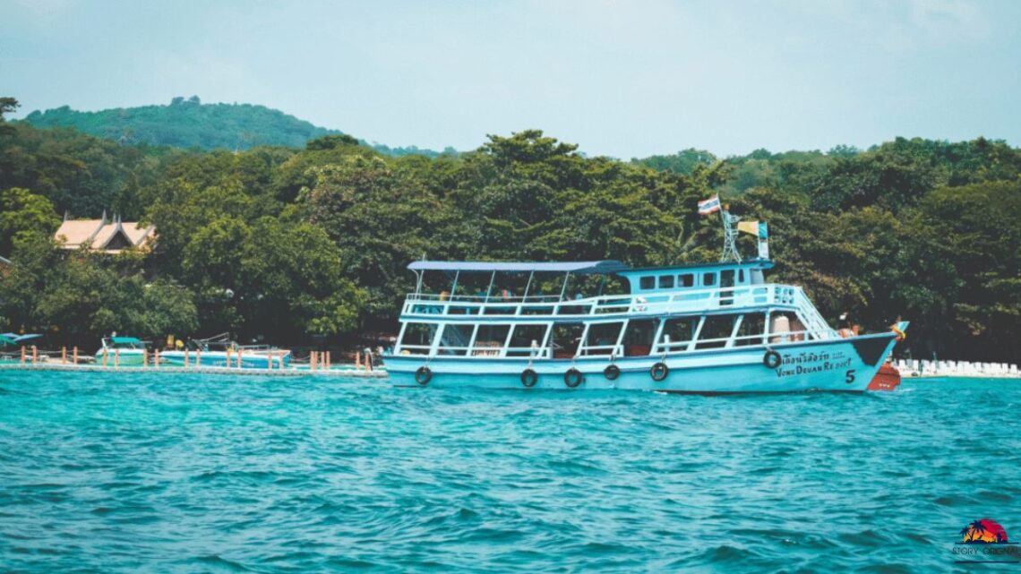 Veneajelu in Finland: Scenic boat ride through lakes and islands surrounded by Finnish nature