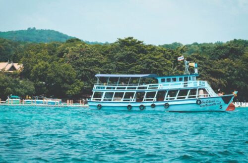 Veneajelu in Finland: Scenic boat ride through lakes and islands surrounded by Finnish nature